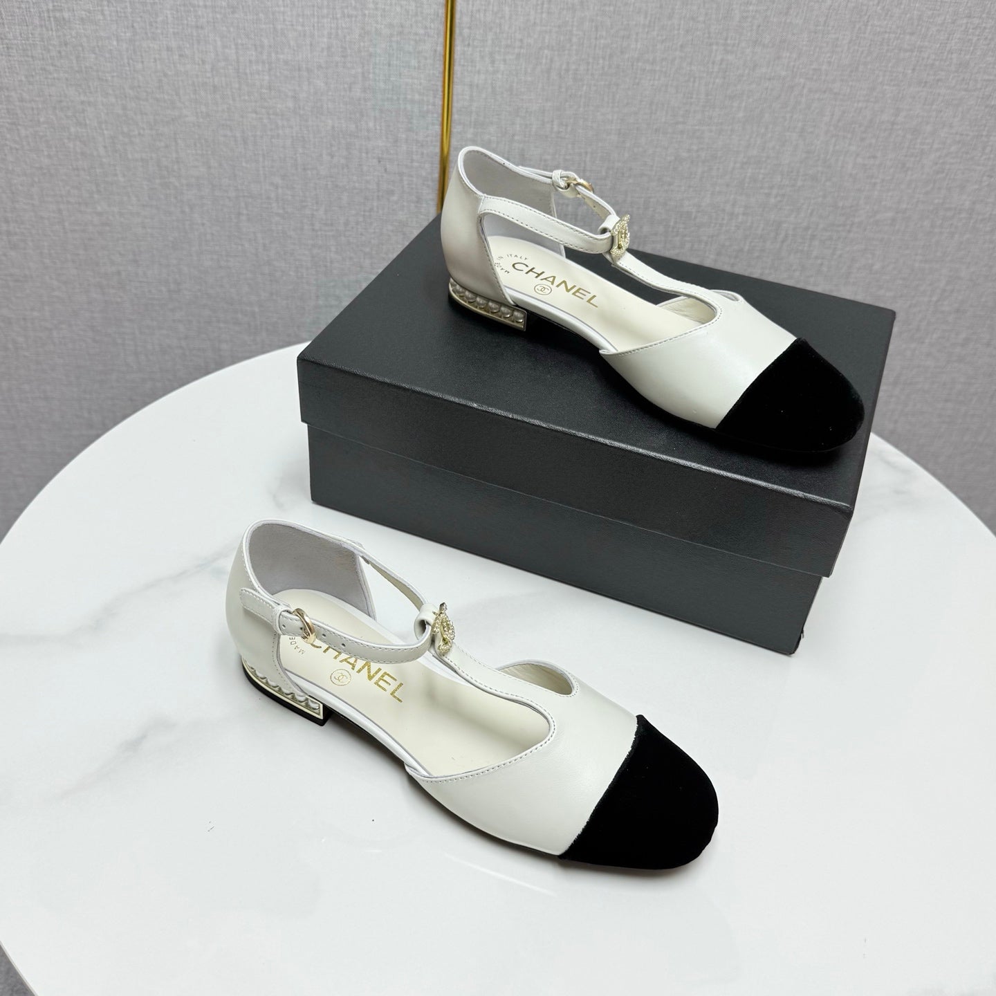 CC MARY JANE 25S IN WHITE LAMBSKIN AND BLACK SUEDE WITH PEARL HEEL