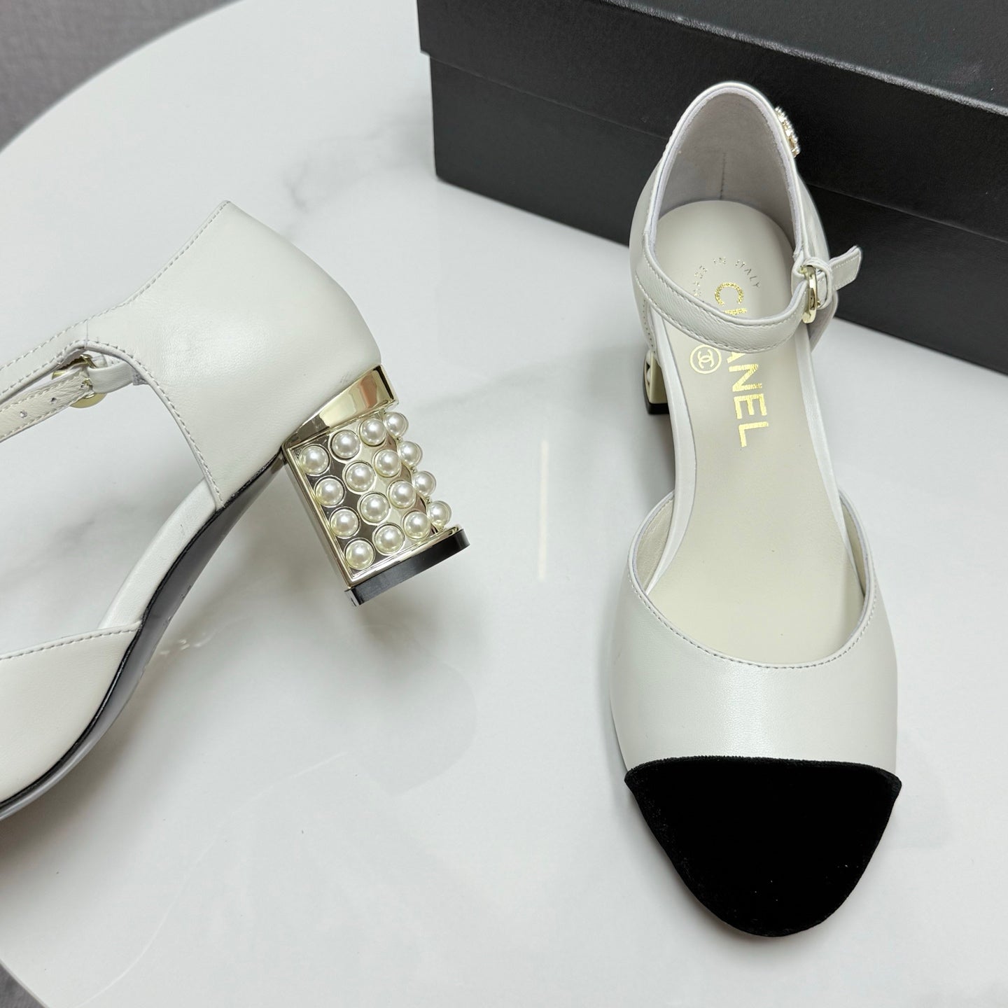 CC MARY JANE HEELS 25S IN WHITE LAMBSKIN AND BLACK SUEDE WITH PEARL HEEL STYLE 7