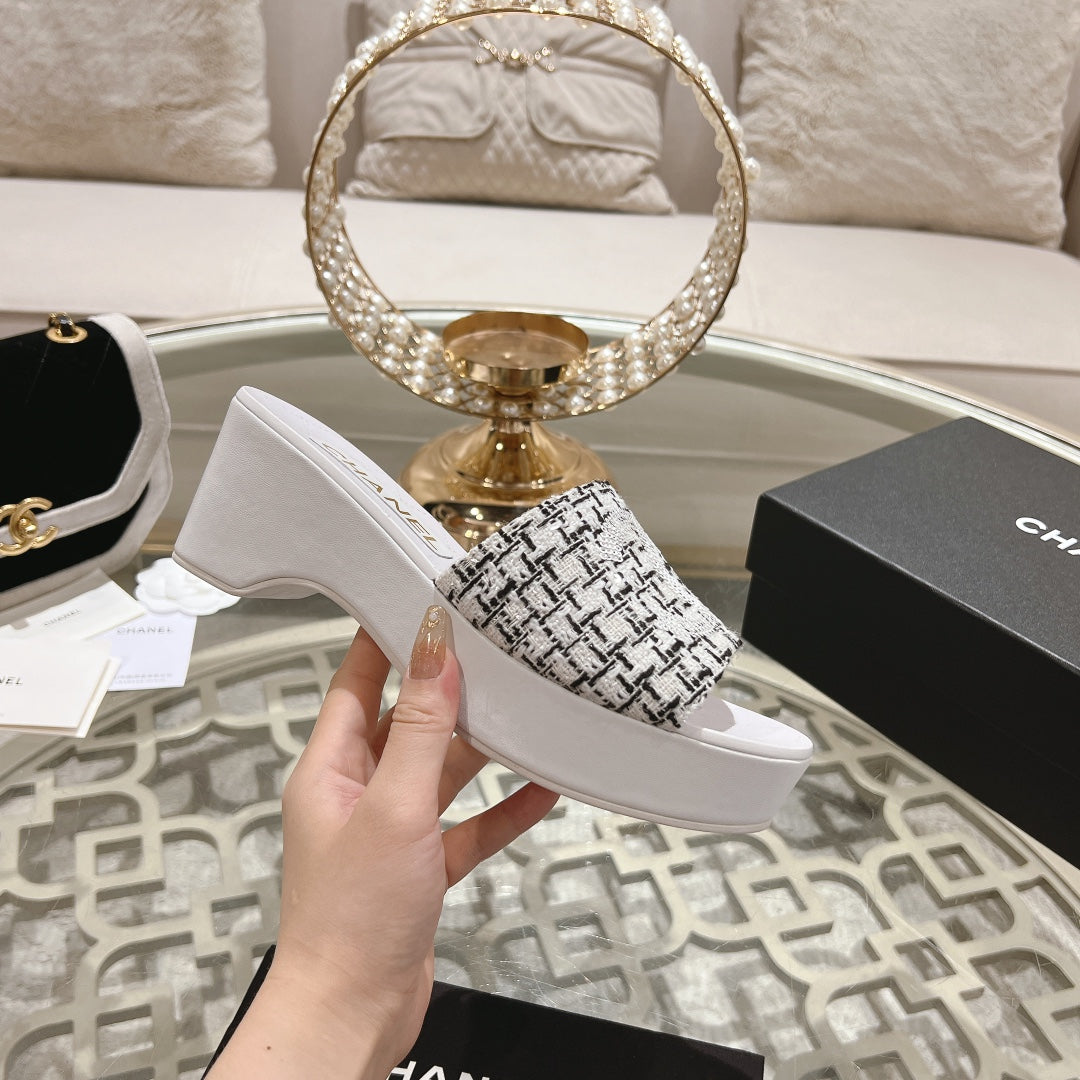 WEDGE PLATFORM IN BLACK MIX WHITE FABRIC WITH LOGO