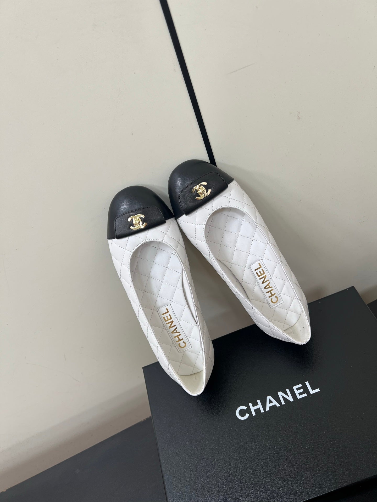 CC BALLET FLAT 25SS IN WHITE MIX BLACK LAMBSKIN WITH GOLD HARDWARE