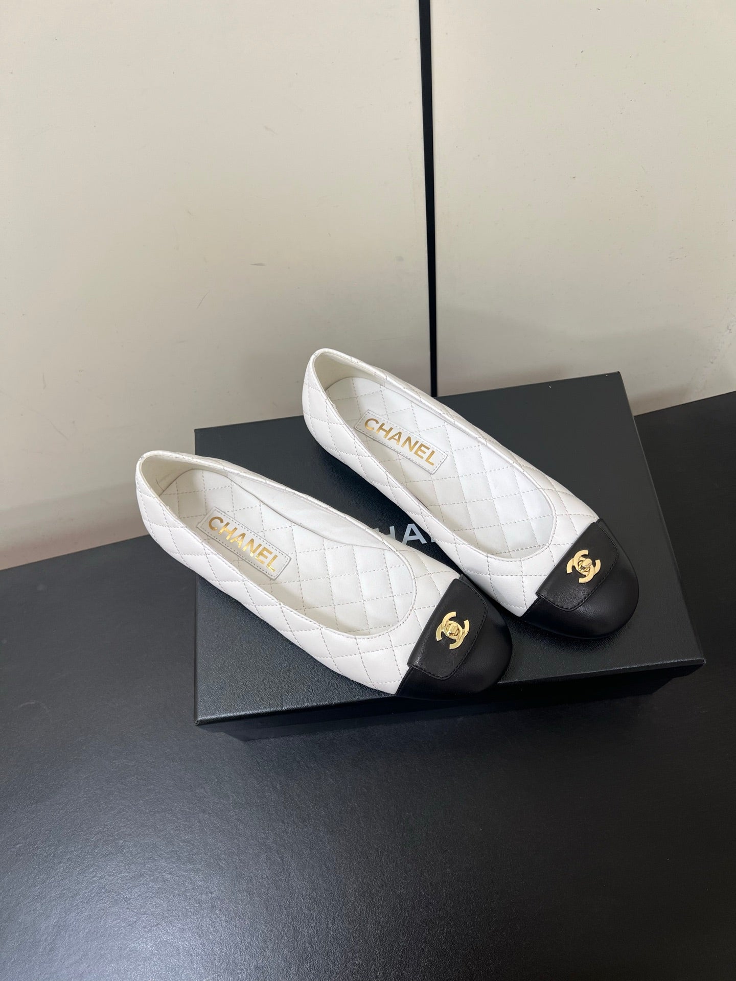 CC BALLET FLAT 25SS IN WHITE MIX BLACK LAMBSKIN WITH GOLD HARDWARE