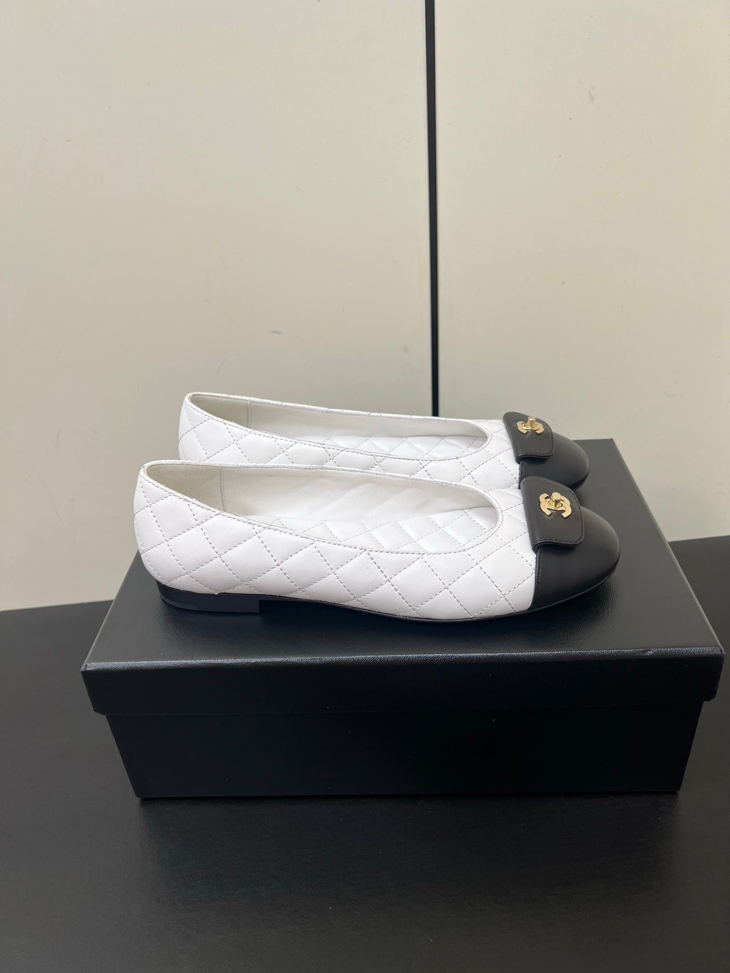 CC BALLET FLAT 25SS IN WHITE MIX BLACK LAMBSKIN WITH GOLD HARDWARE