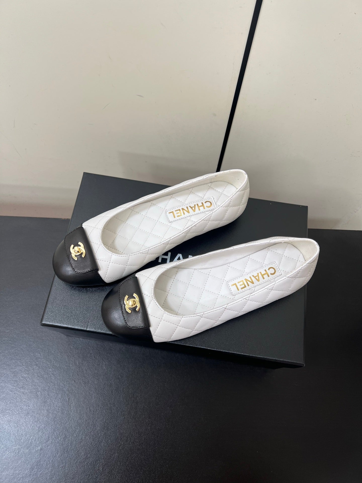 CC BALLET FLAT 25SS IN WHITE MIX BLACK LAMBSKIN WITH GOLD HARDWARE