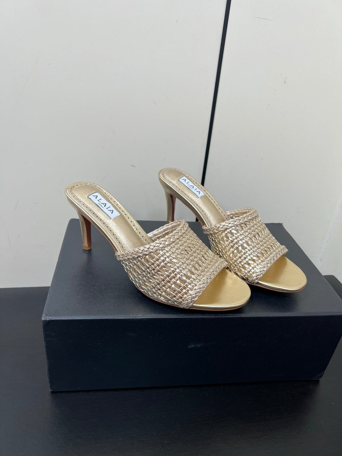 ALAIA HIGH HEEL 25S 70 MM IN GOLD LAMBSKIN WITH WOVEN PATTERN