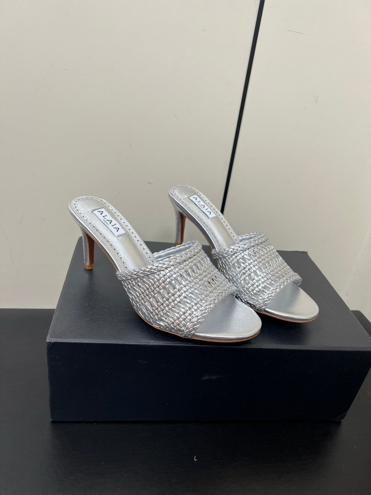 ALAIA HIGH HEEL 25S 70 MM IN SILVER LAMBSKIN WITH WOVEN PATTERN