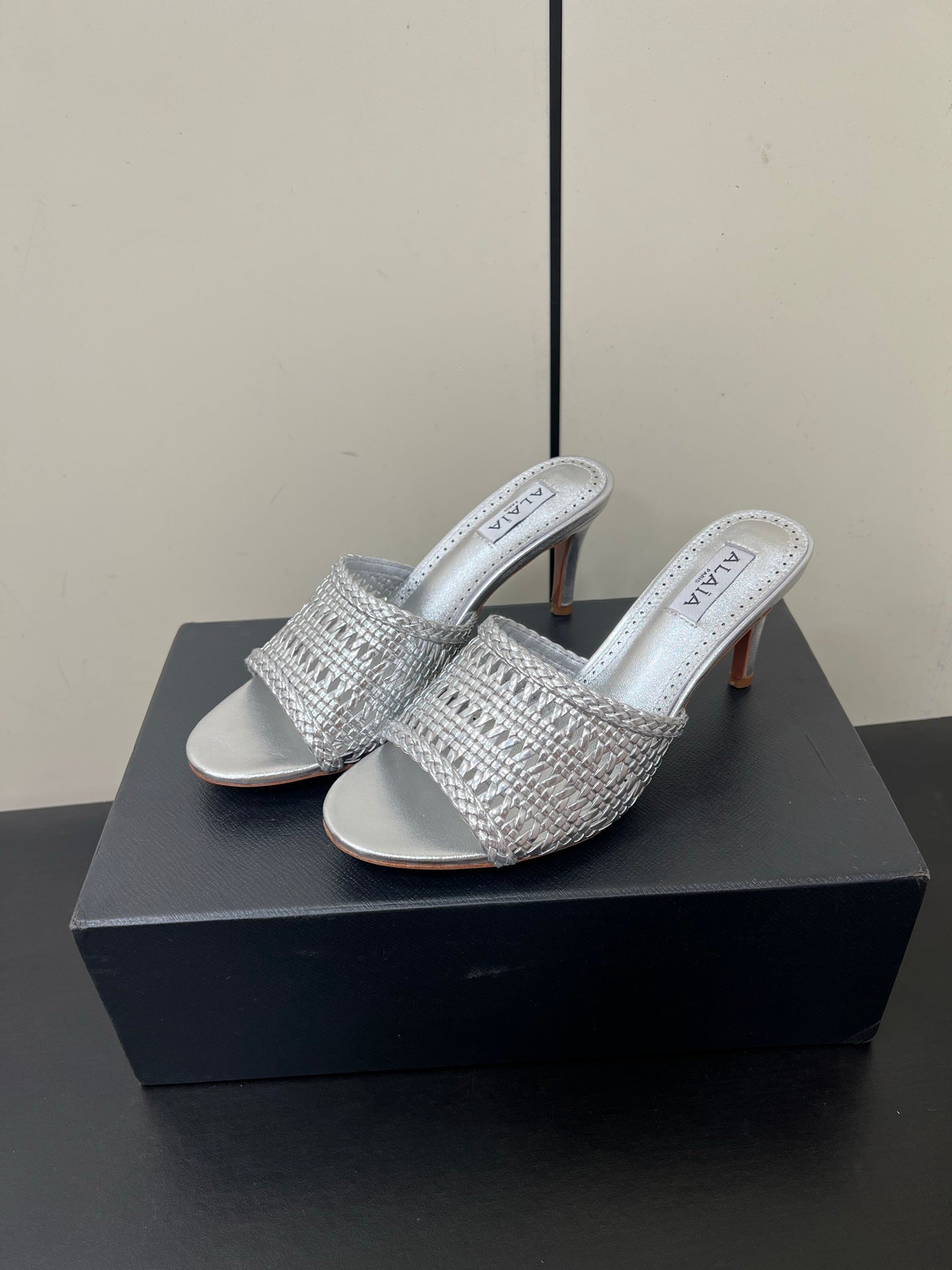 ALAIA HIGH HEEL 25S 70 MM IN SILVER LAMBSKIN WITH WOVEN PATTERN