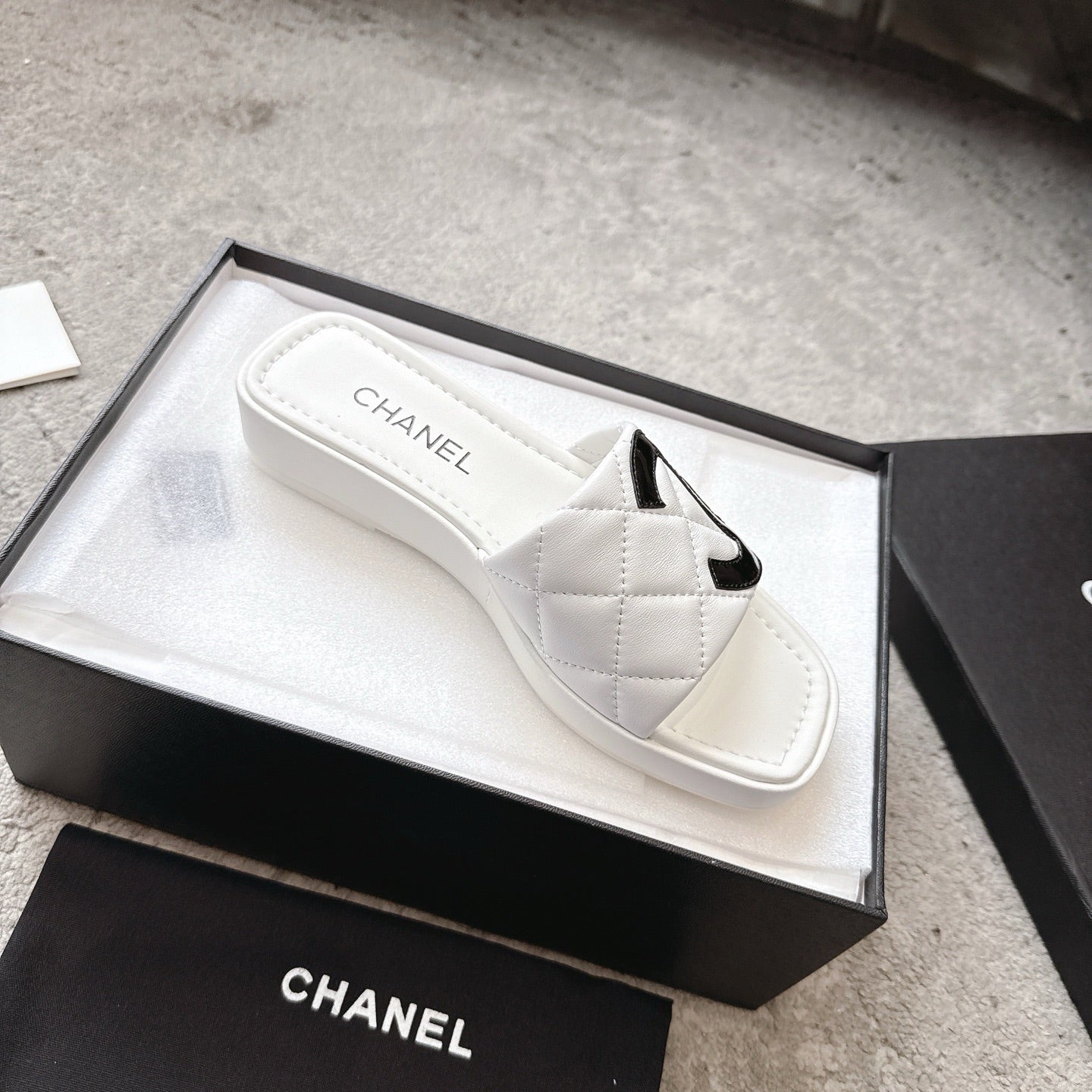 SLIPPERS IN WHITE CALFSKIN QUILTED