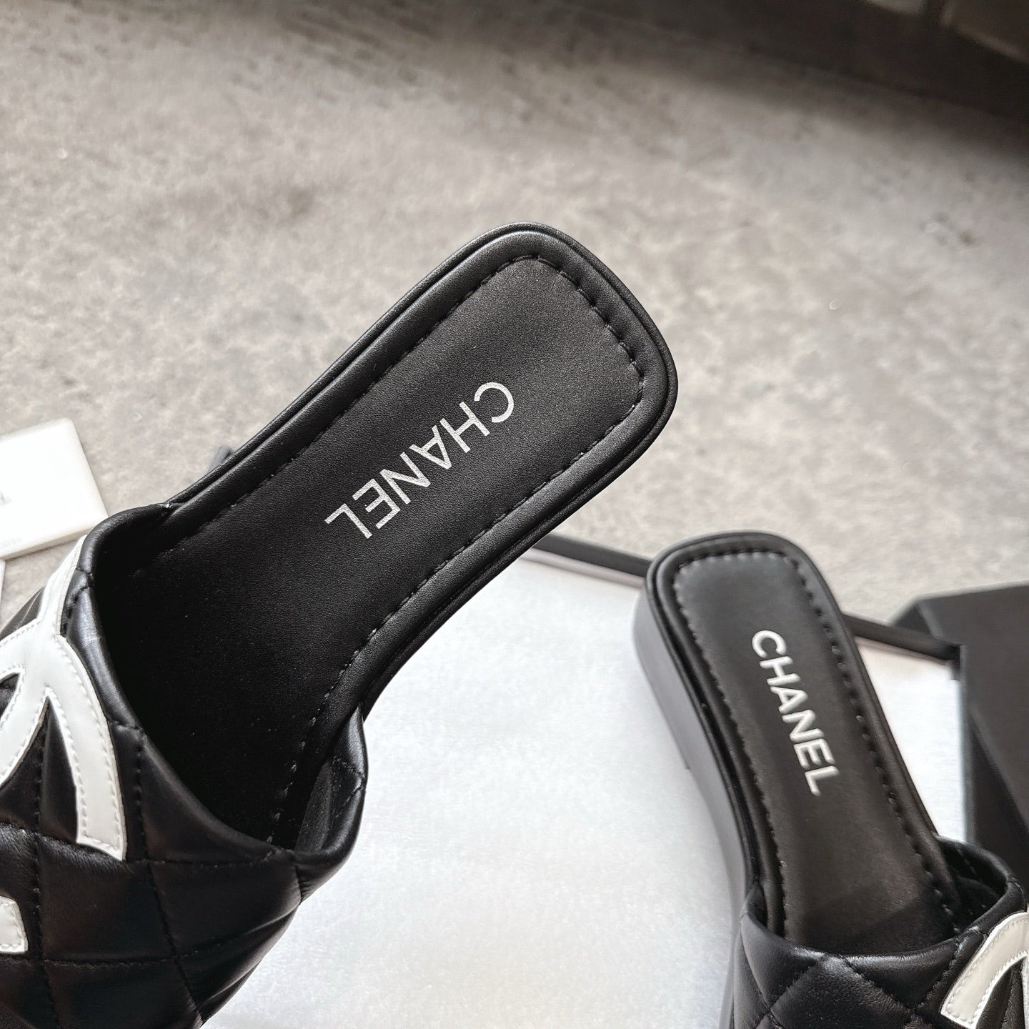 SLIPPERS IN BLACK CALFSKIN QUILTED