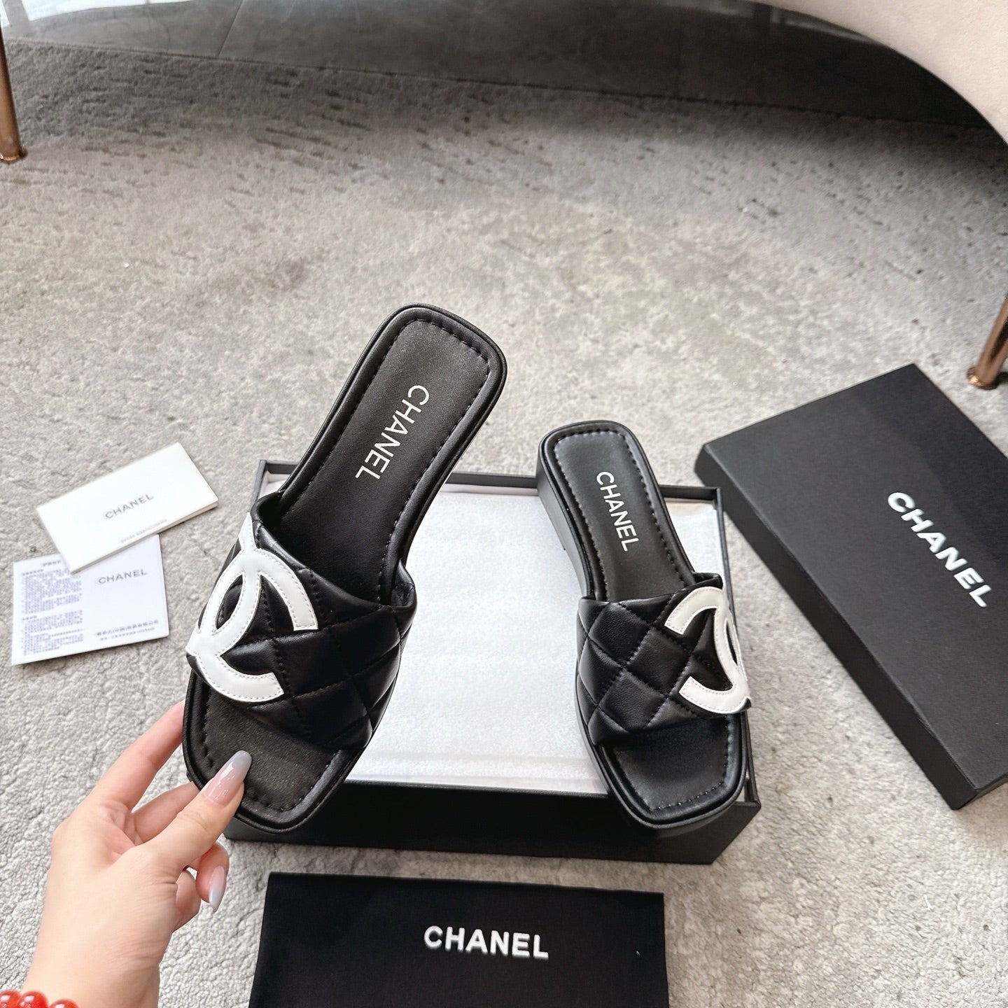 SLIPPERS IN BLACK CALFSKIN QUILTED