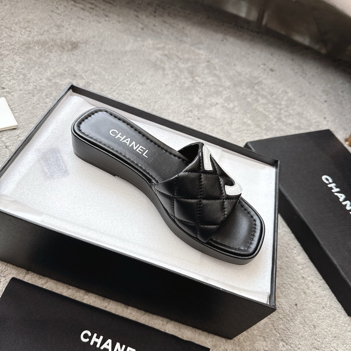 SLIPPERS IN BLACK CALFSKIN QUILTED