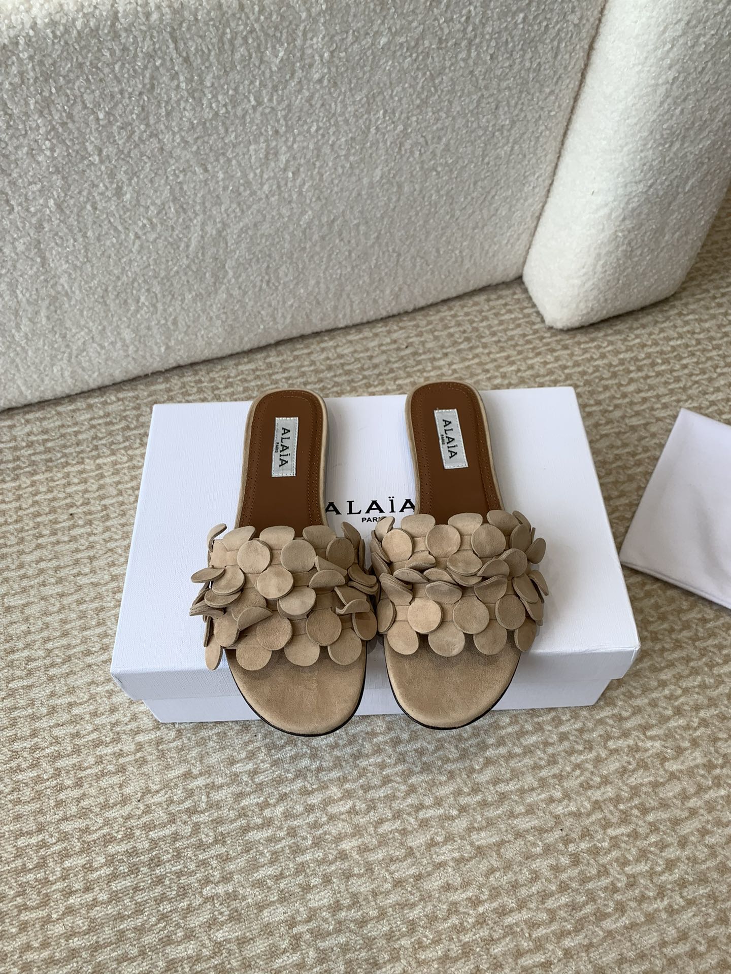 ALAIA FLAT MULE IN BEIGE CREAM SUEDE