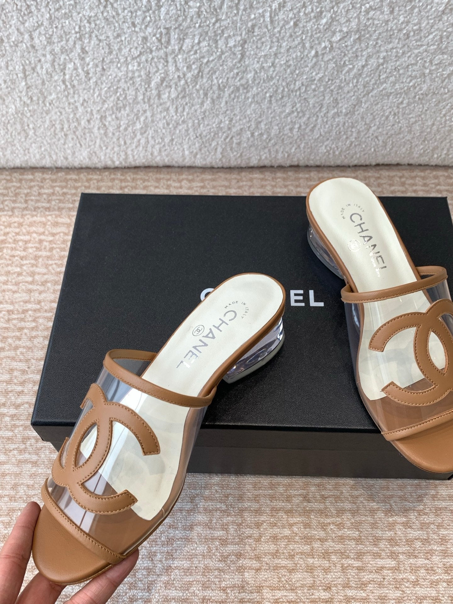 SLIDE SANDALS IN CINNAMON BROWN LAMBSKIN WITH TRANSPARENT PVC