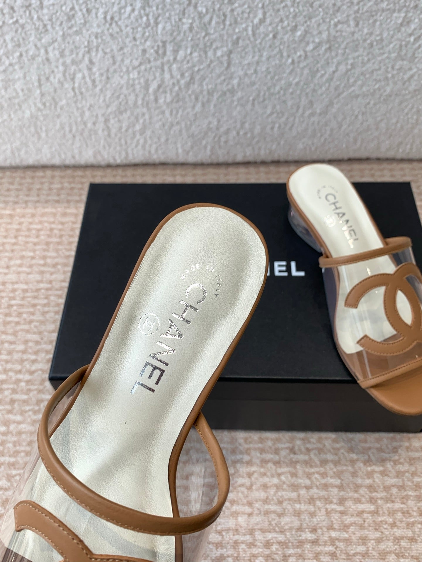 SLIDE SANDALS IN CINNAMON BROWN LAMBSKIN WITH TRANSPARENT PVC