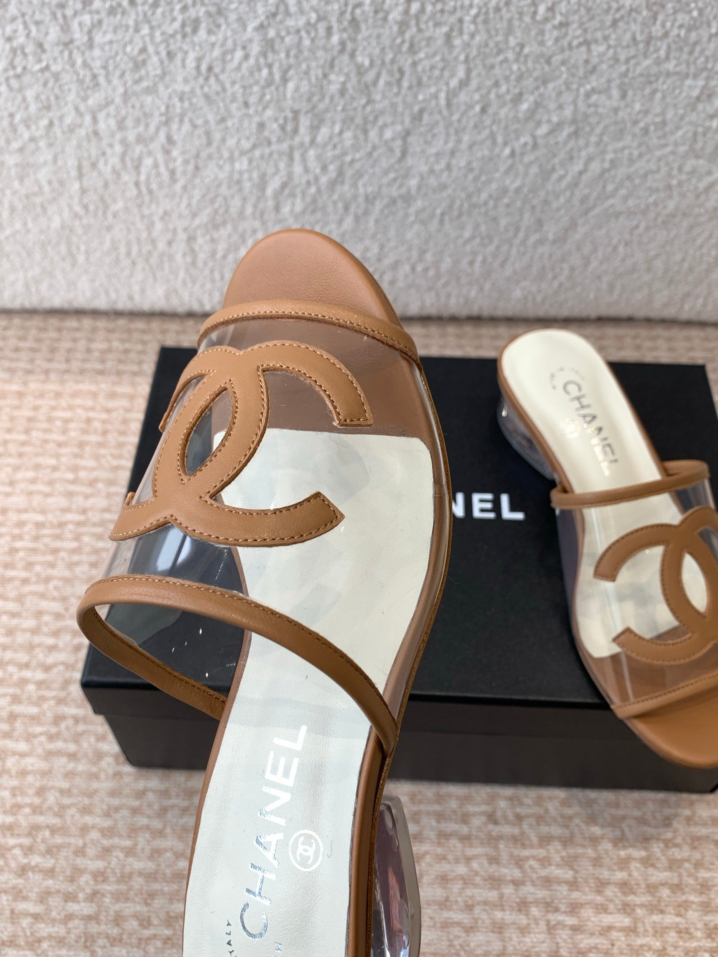 SLIDE SANDALS IN CINNAMON BROWN LAMBSKIN WITH TRANSPARENT PVC