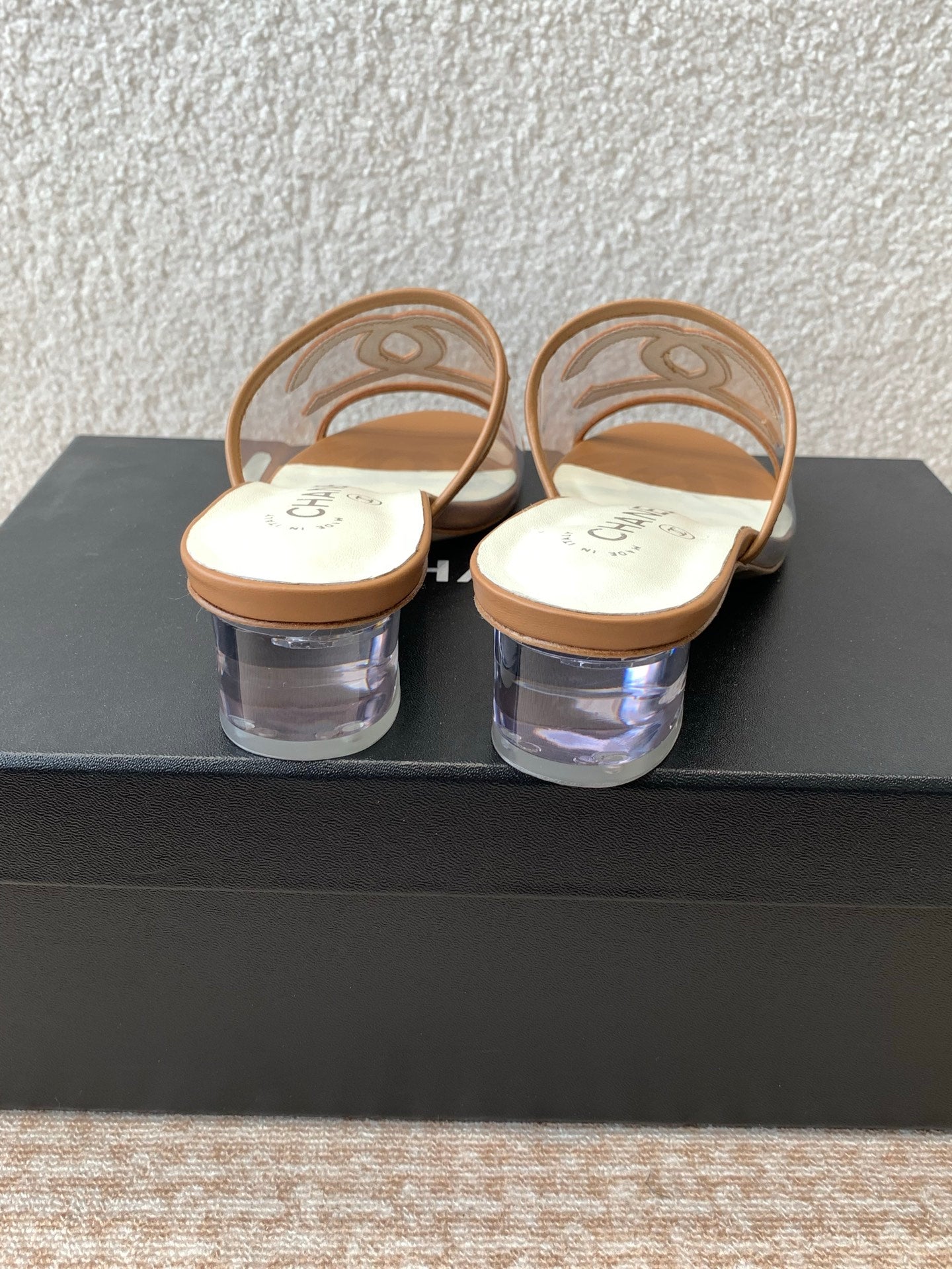 SLIDE SANDALS IN CINNAMON BROWN LAMBSKIN WITH TRANSPARENT PVC