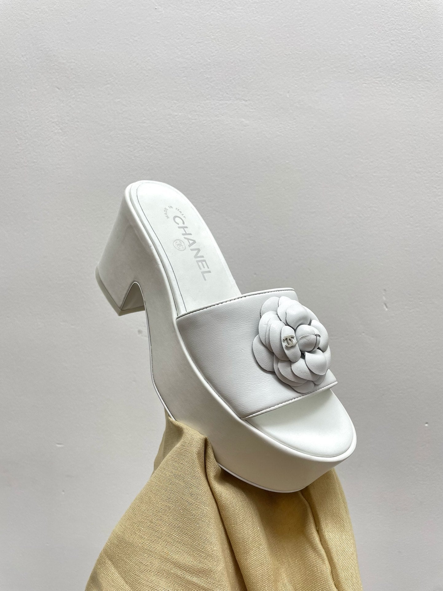 WEDGE PLATFORM WHITE LAMBSKIN WITH FLOWER