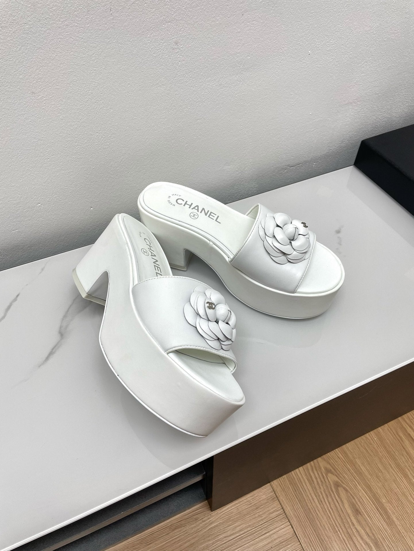 WEDGE PLATFORM WHITE LAMBSKIN WITH FLOWER