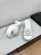 WEDGE PLATFORM WHITE LAMBSKIN WITH FLOWER