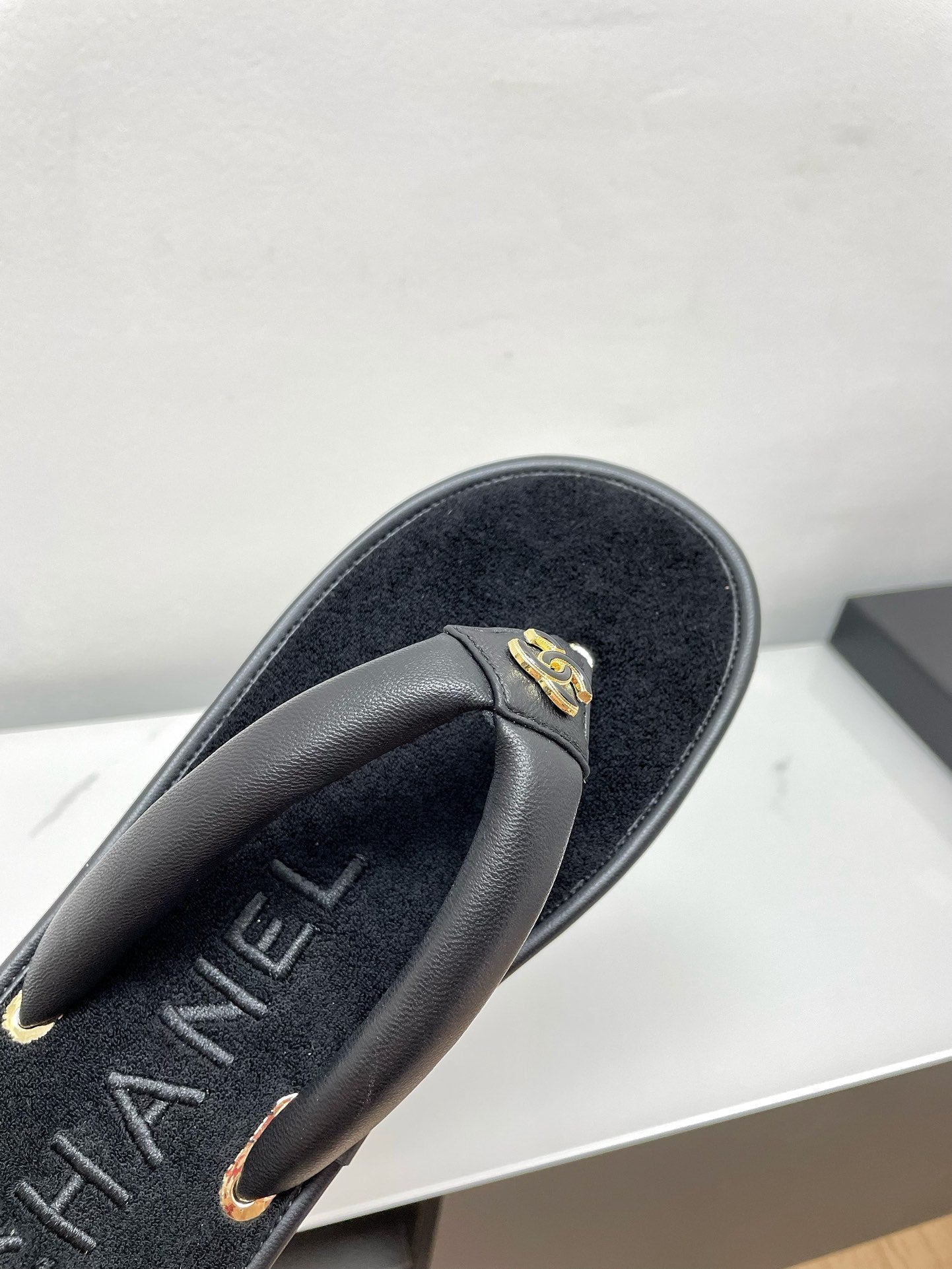 THONG SLIPPERS IN BLACK LAMBSKIN