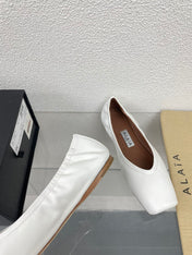 ALAIA BALLET FLATS IN WHITE CALFSKIN