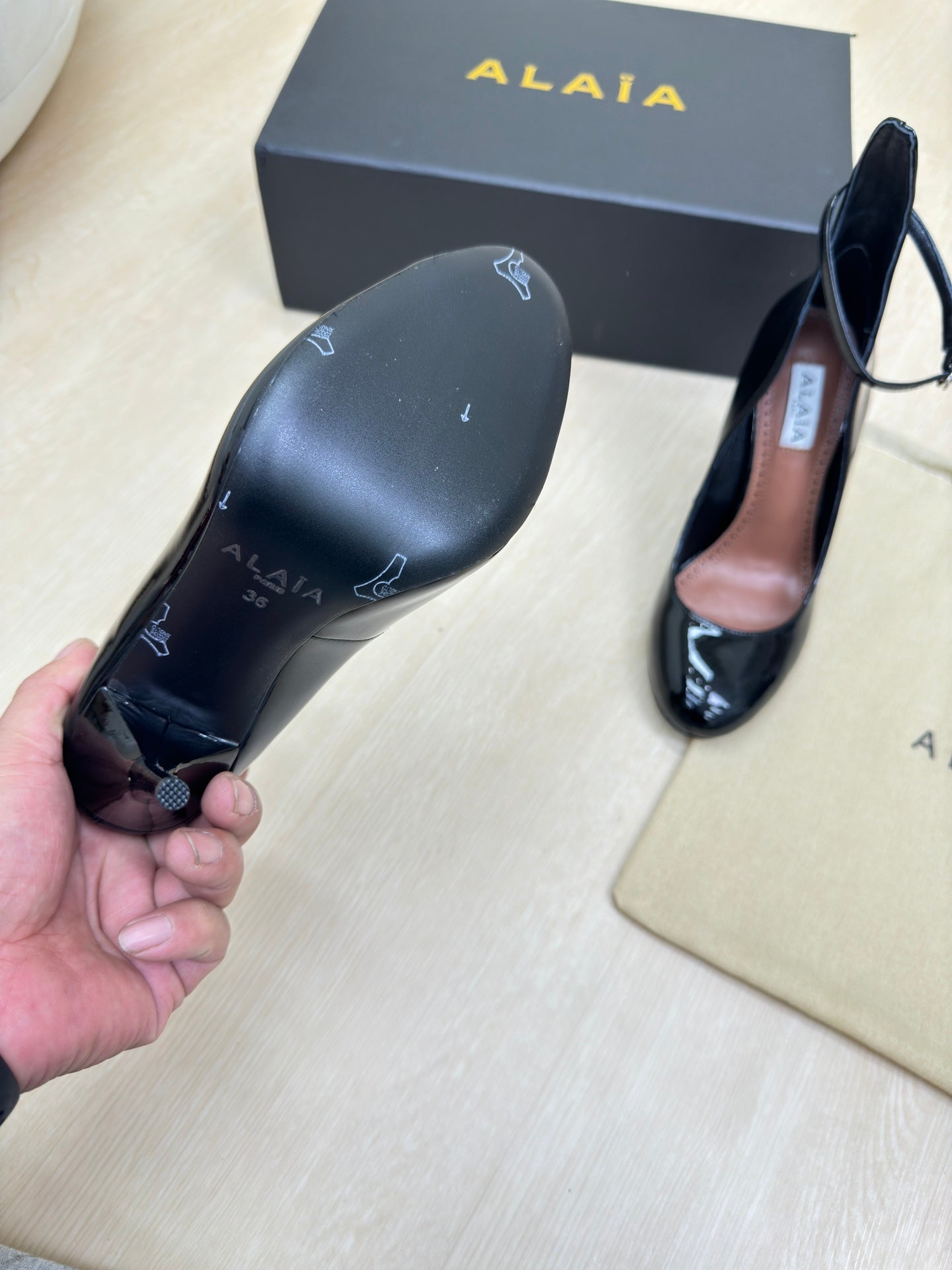 DECOLLETE PUMPS IN BLACK PATENT CALFSKIN