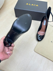 DECOLLETE PUMPS IN BLACK PATENT CALFSKIN