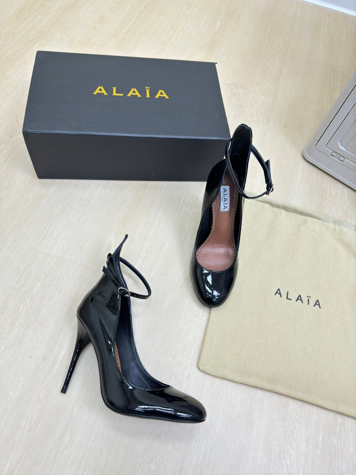 DECOLLETE PUMPS IN BLACK PATENT CALFSKIN