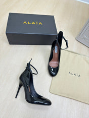 DECOLLETE PUMPS IN BLACK PATENT CALFSKIN