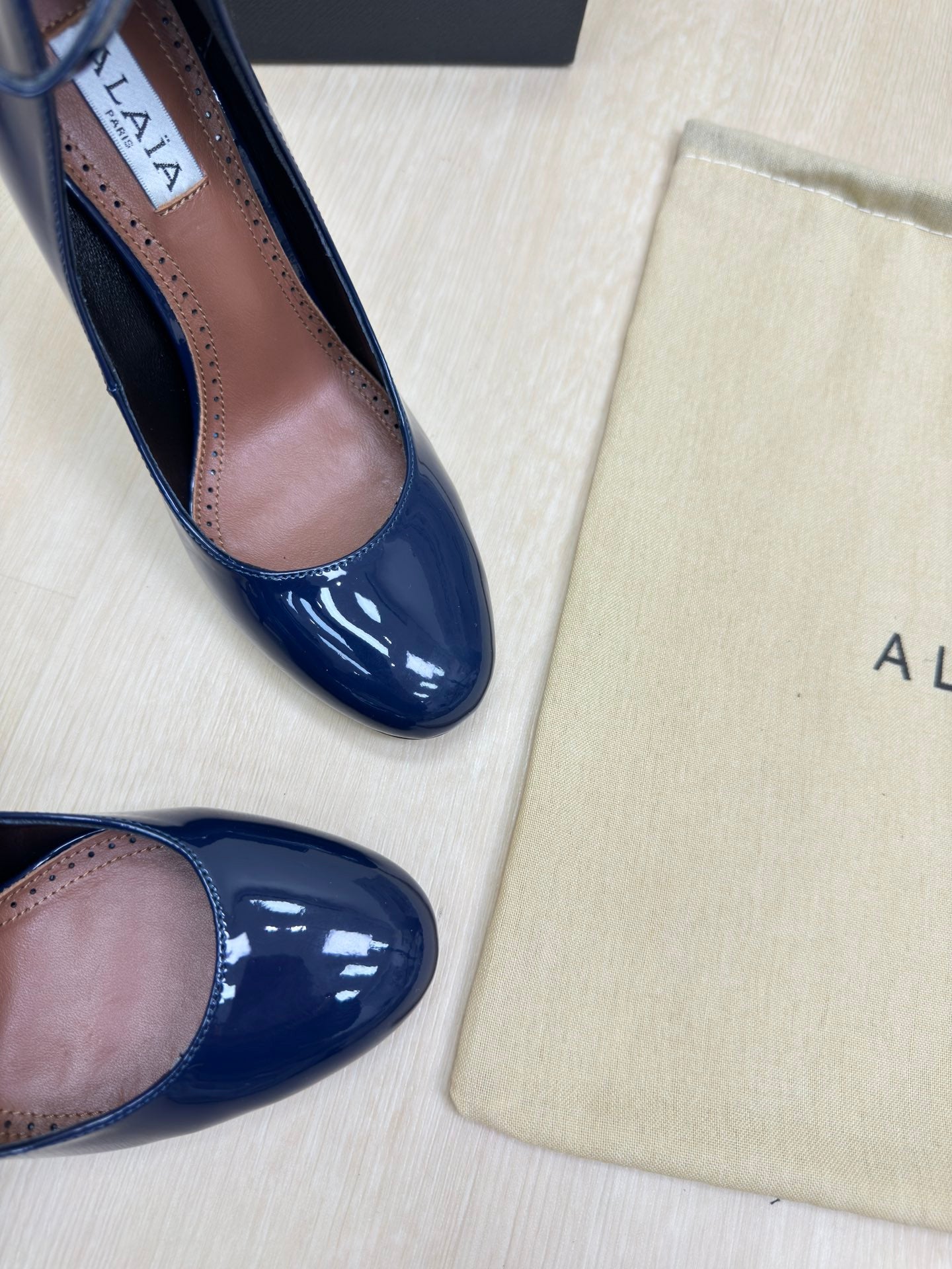 DECOLLETE PUMPS IN NAVY BLUE PATENT CALFSKIN