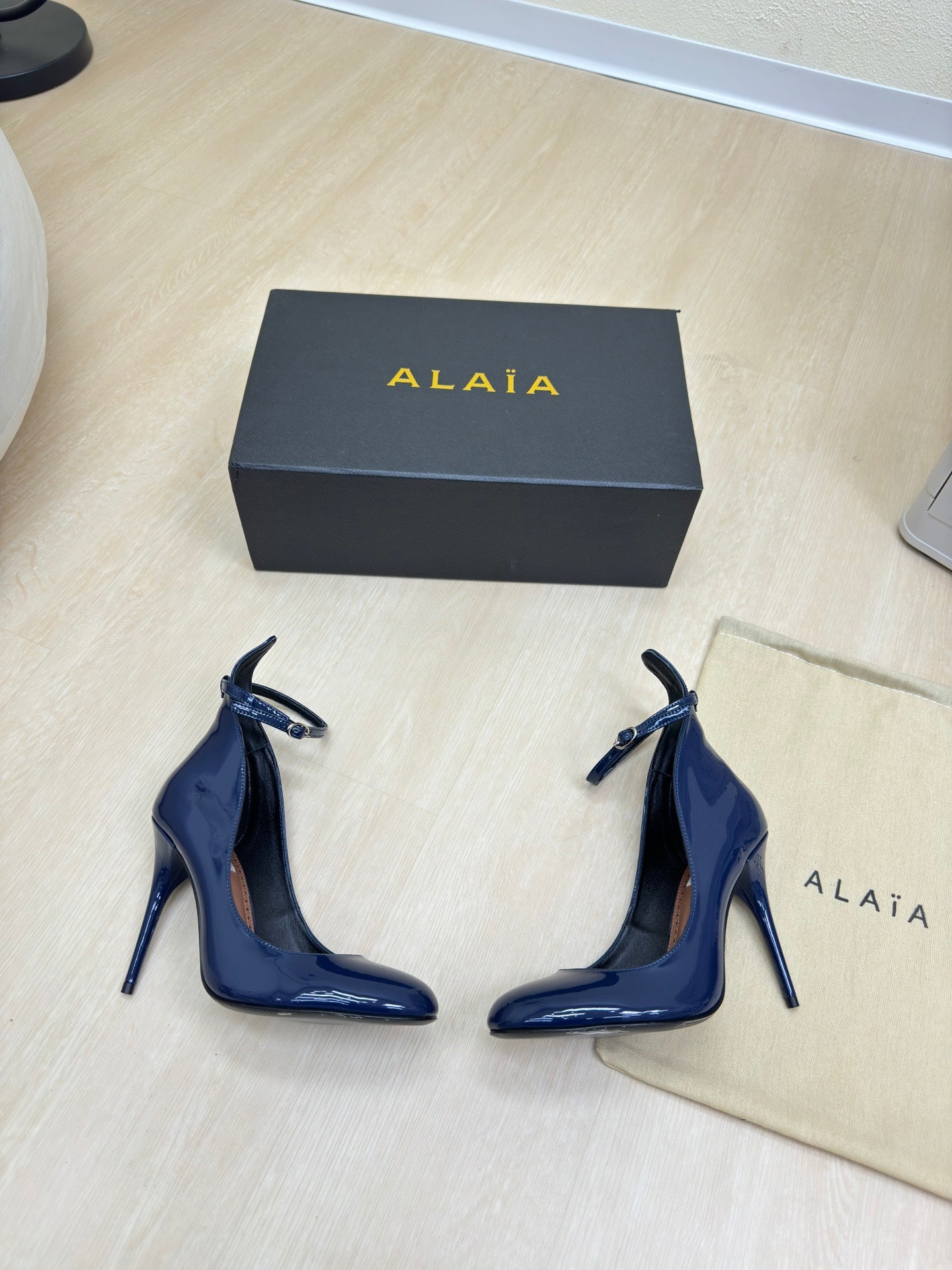 DECOLLETE PUMPS IN NAVY BLUE PATENT CALFSKIN