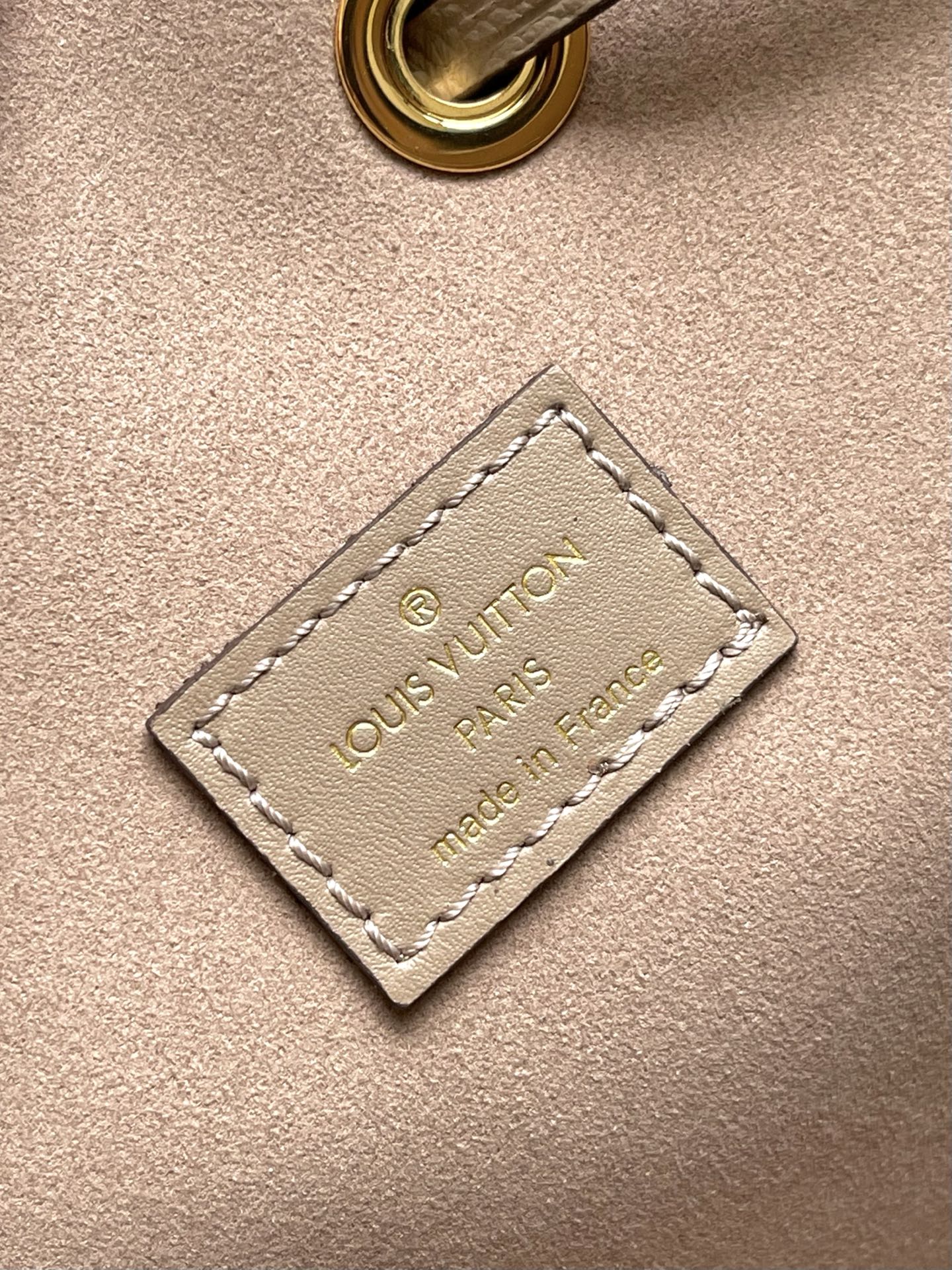 CRAFTY NEONOE 26 IN BROWN AND CREAM BICOLOR EMPREINTE CALFSKIN