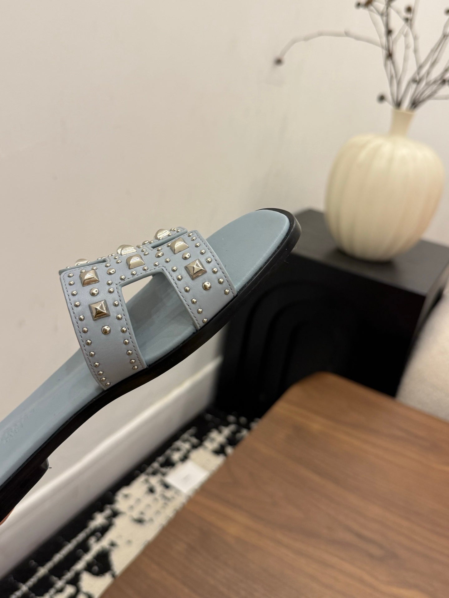 HM 26S ORAN STUDDED SANDALS IN DUSTY BLUE CALFSKIN