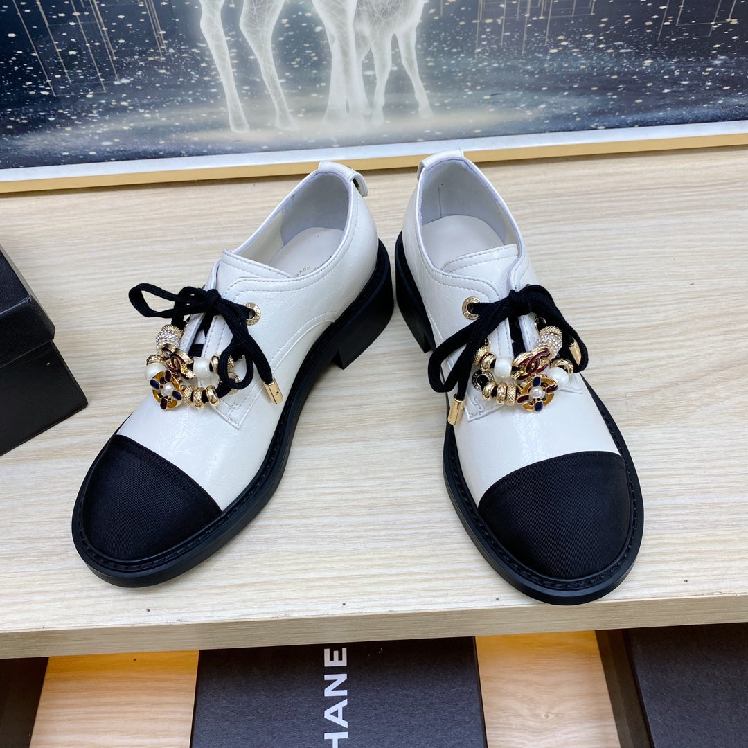 CC COMBAT OXFORD SHOES IN WHITE WRINKLED CALFSKIN AND BLACK GROSGRAIN WITH FAUX PEARL