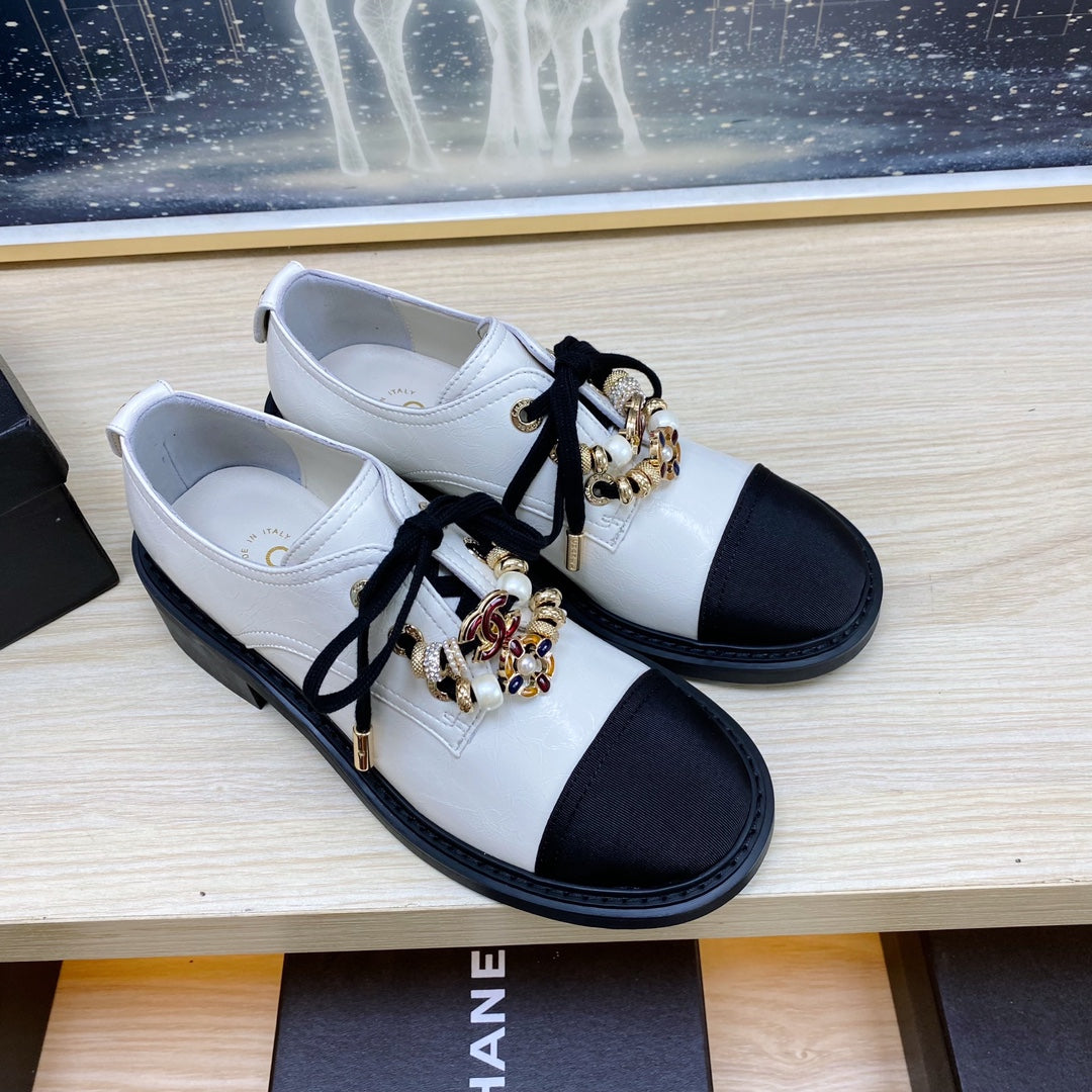 CC COMBAT OXFORD SHOES IN WHITE WRINKLED CALFSKIN AND BLACK GROSGRAIN WITH FAUX PEARL