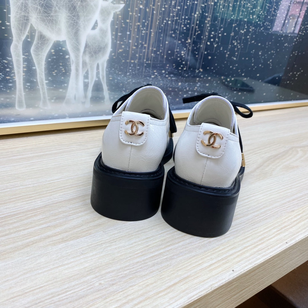 CC COMBAT OXFORD SHOES IN WHITE WRINKLED CALFSKIN AND BLACK GROSGRAIN WITH FAUX PEARL