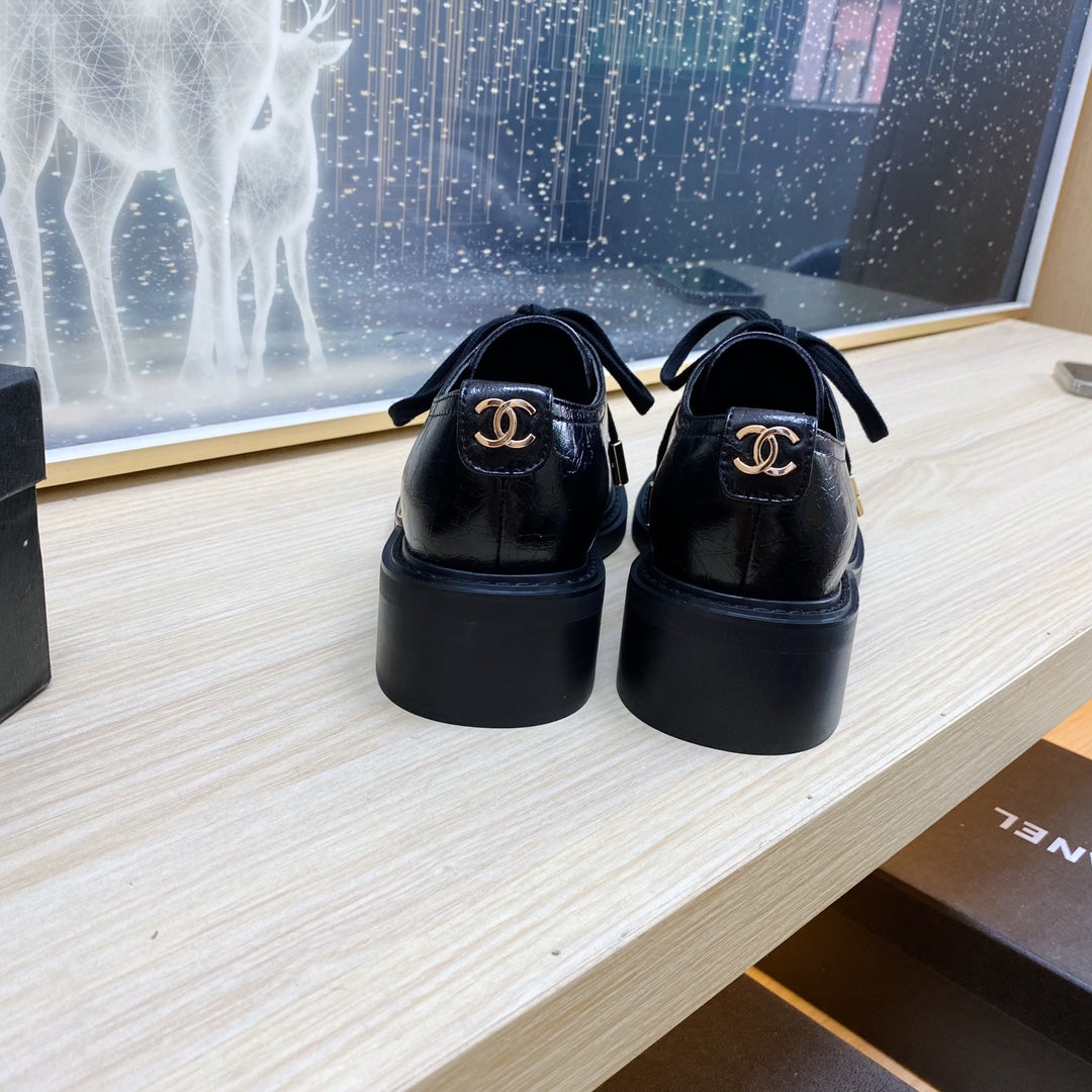 CC COMBAT OXFORD SHOES IN BLACK WRINKLED CALFSKIN AND GROSGRAIN WITH FAUX PEARL