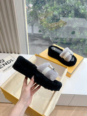 THICK-SOLDED SLIPPER IN PALE GRAY MIX BLACK LAMB FUR