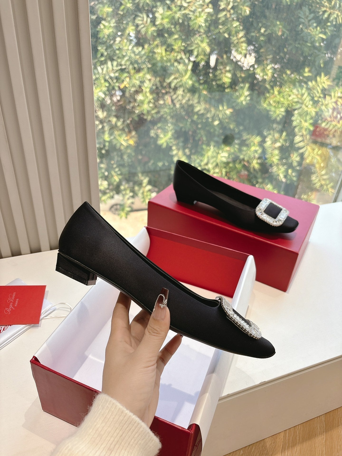 BELLE VIVIER BALLERINAS IN BLACK SILK