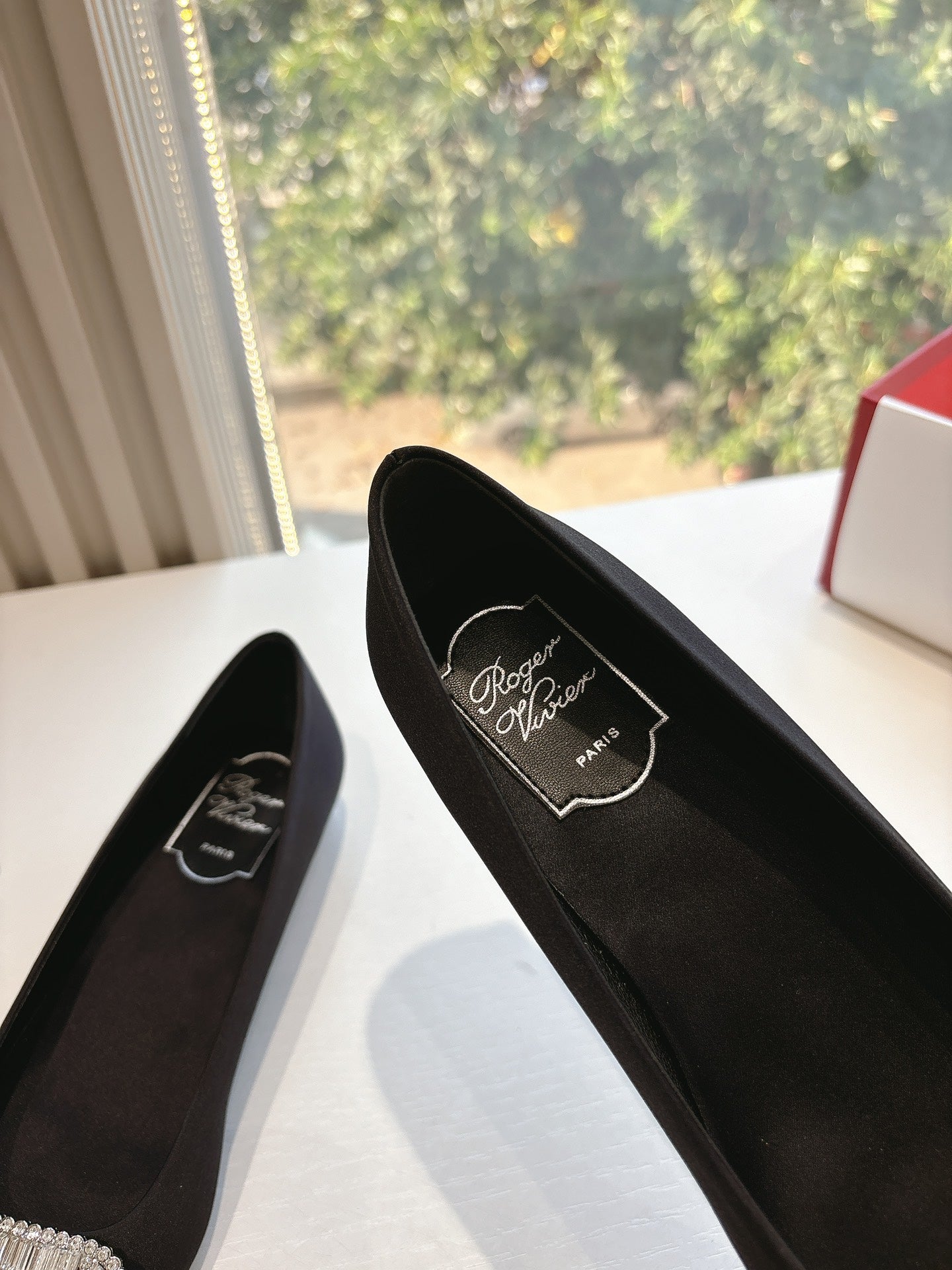 BELLE VIVIER BALLERINAS IN BLACK SILK