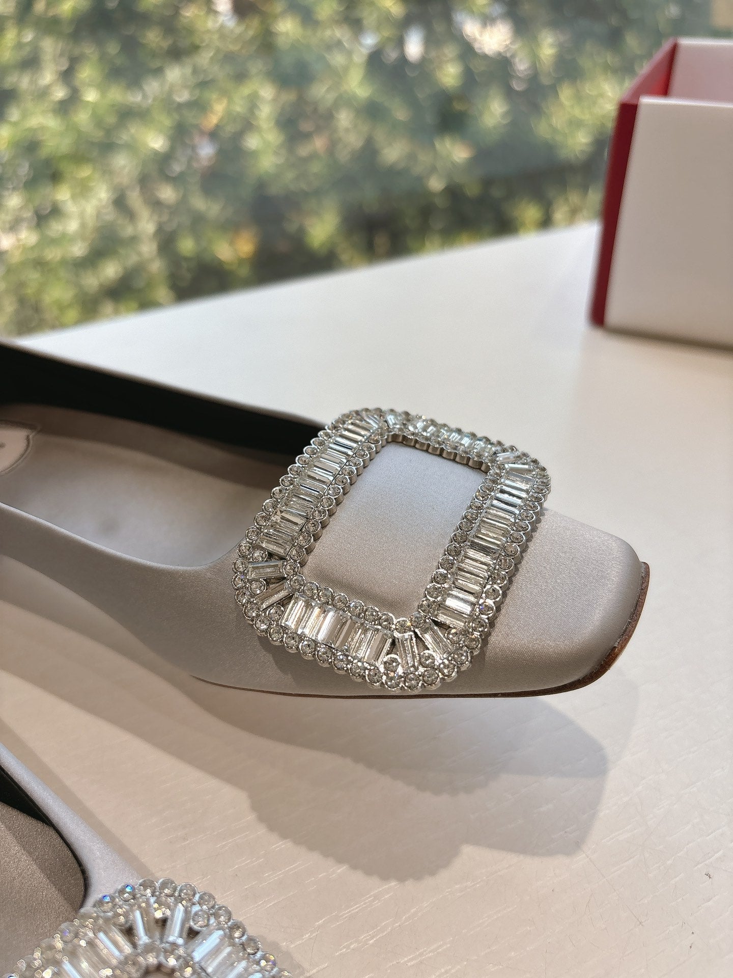 BELLE VIVIER BALLERINAS IN PLATINUM SILK