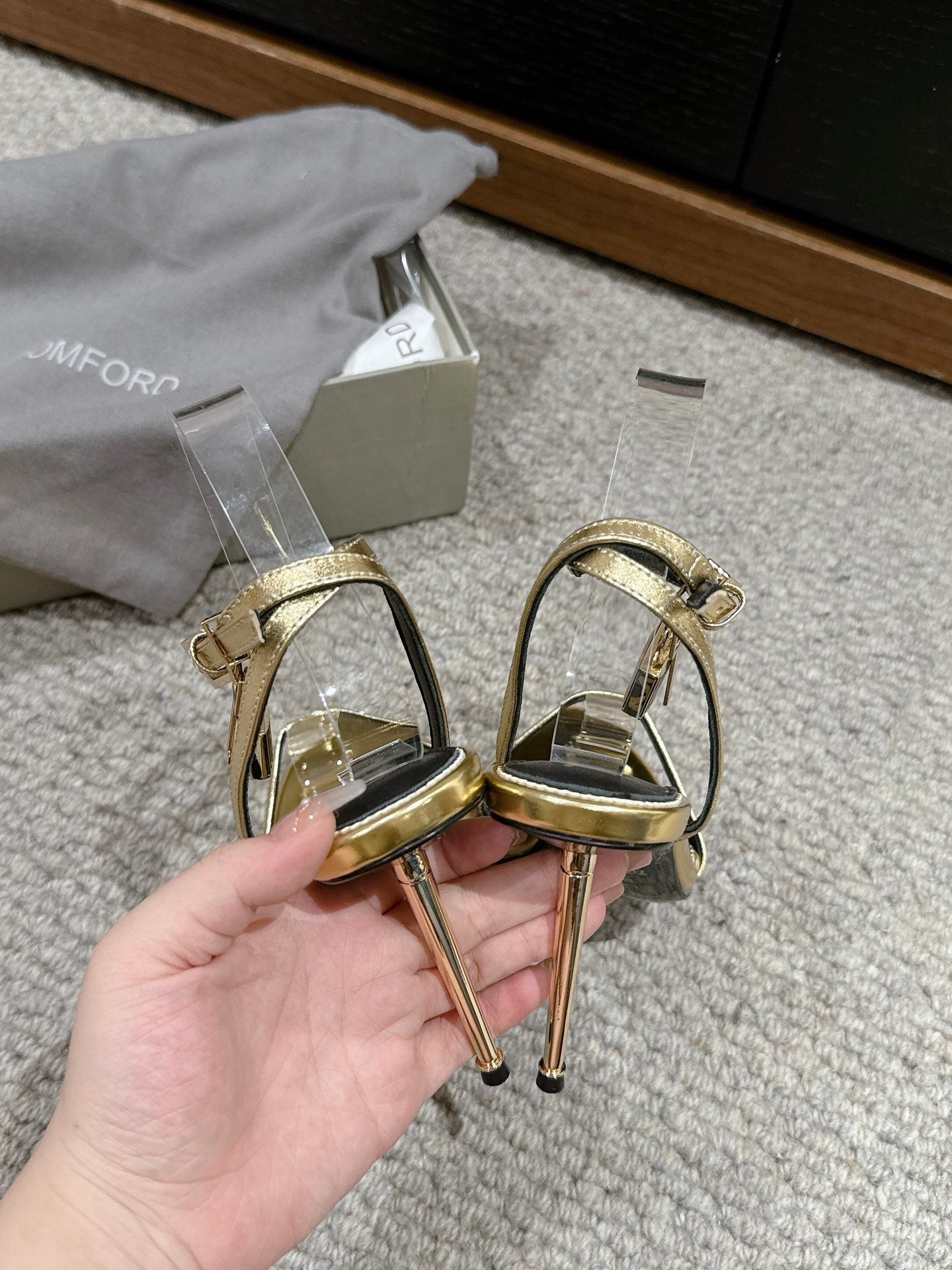 PADLOCK POINTY NAKED SANDAL 85 MM IN GOLD CALFSKIN