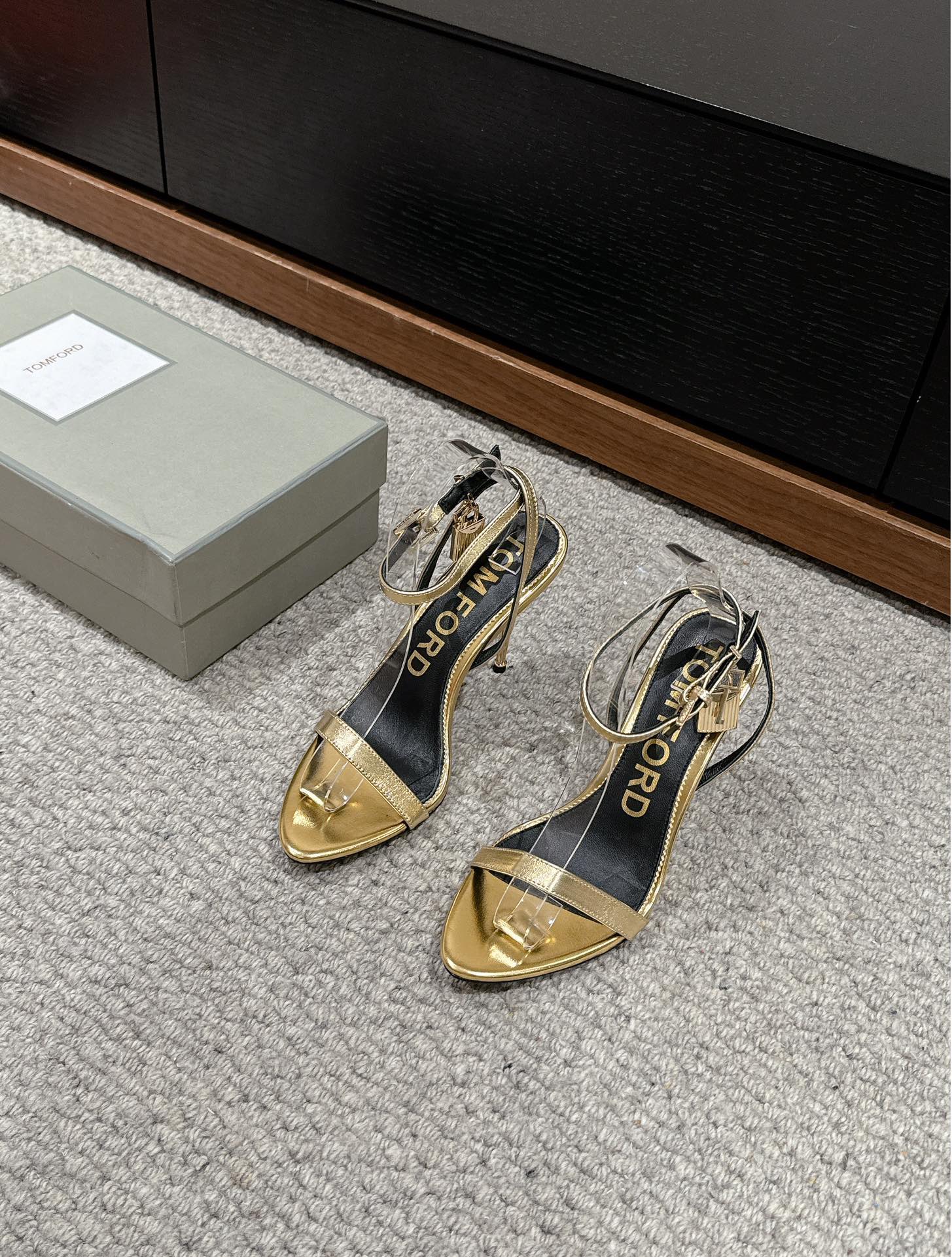 PADLOCK POINTY NAKED SANDAL 85 MM IN GOLD CALFSKIN