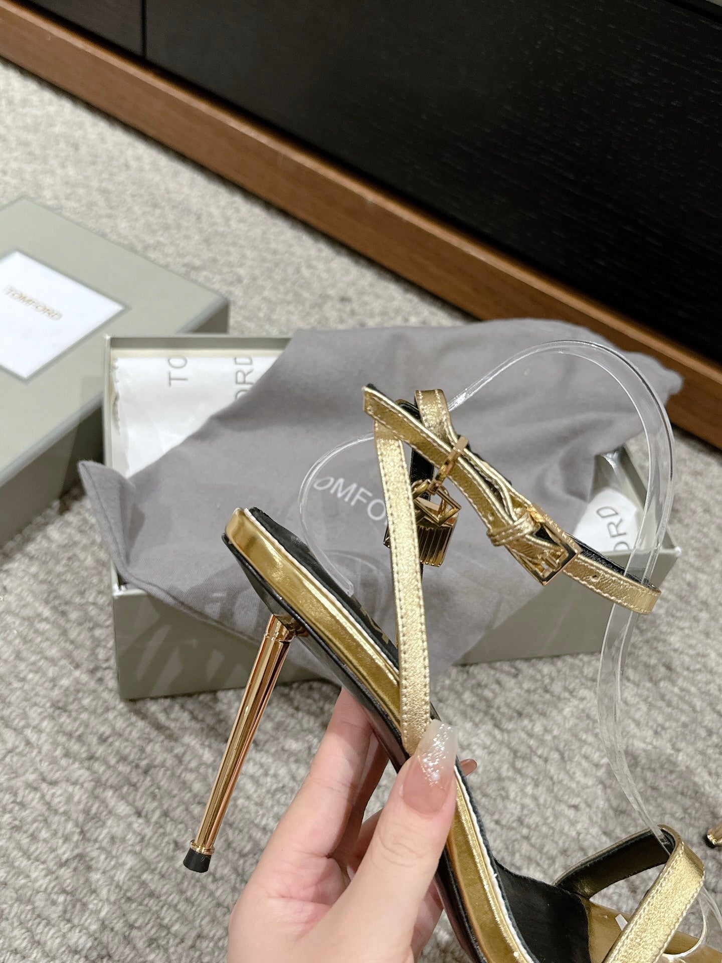 PADLOCK POINTY NAKED SANDAL 85 MM IN GOLD CALFSKIN