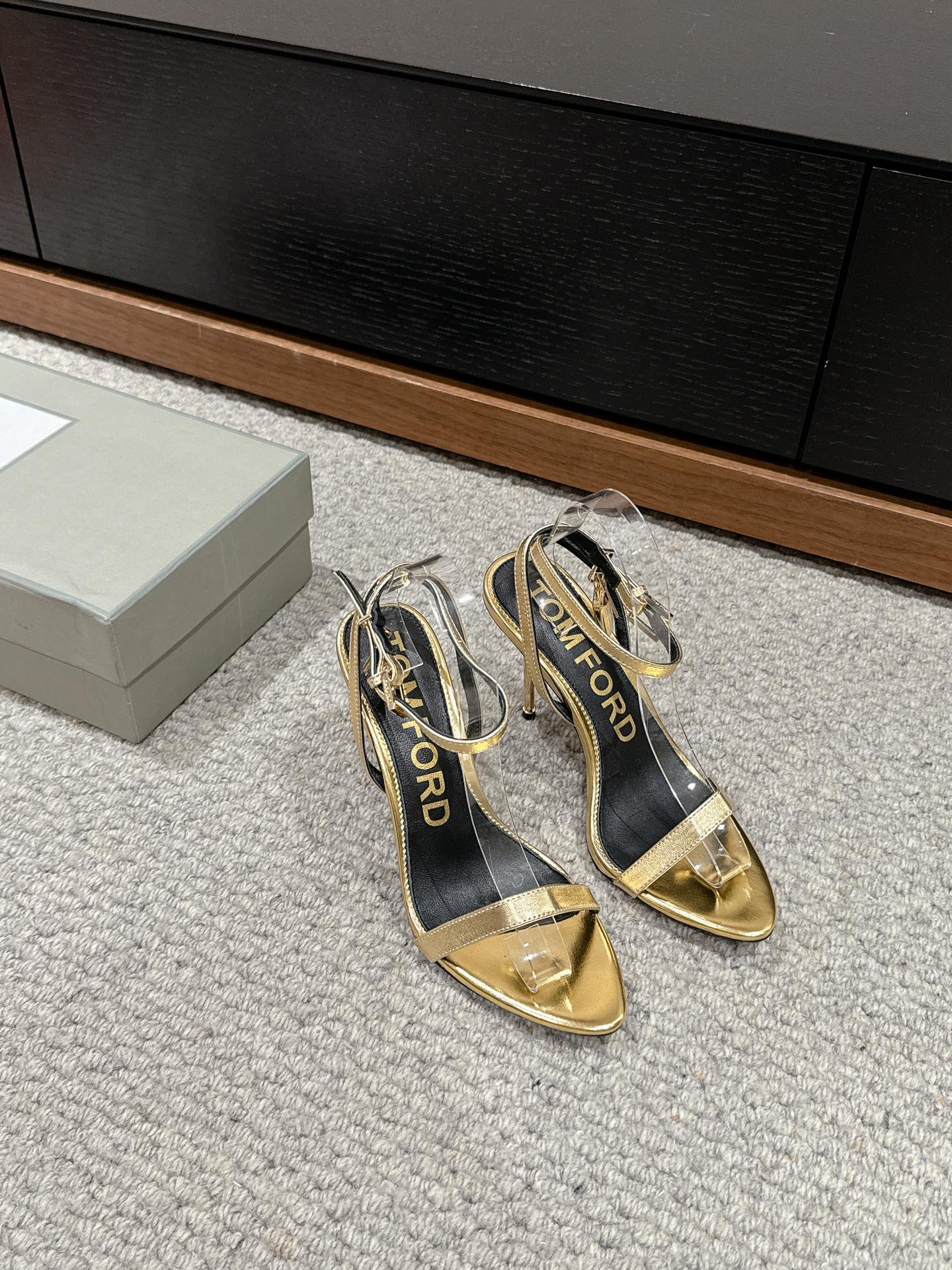 PADLOCK POINTY NAKED SANDAL 85 MM IN GOLD CALFSKIN