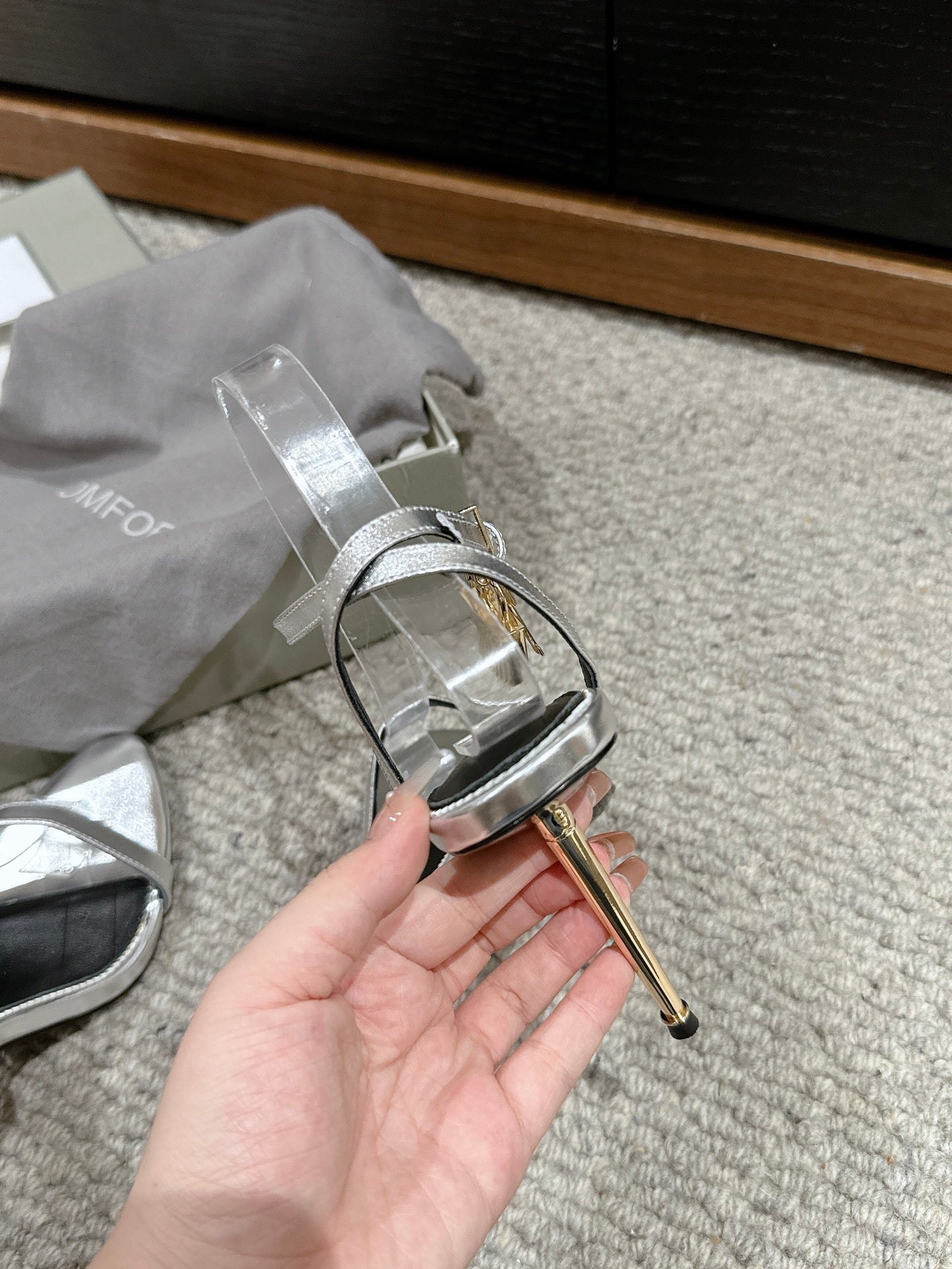 PADLOCK POINTY NAKED SANDAL 85 MM IN SILVER CALFSKIN