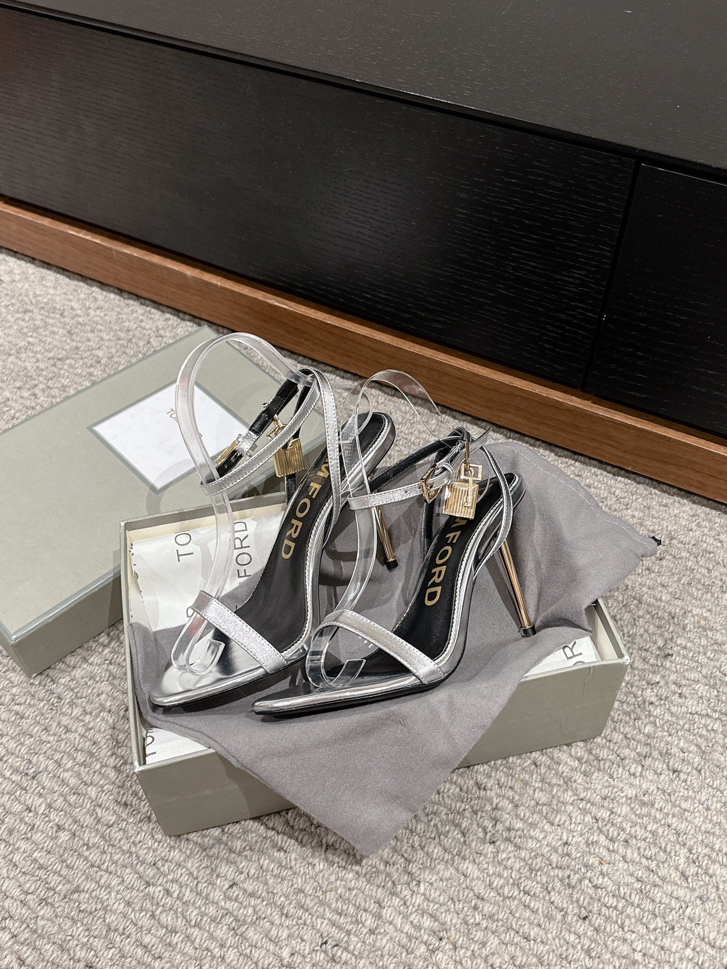 PADLOCK POINTY NAKED SANDAL 85 MM IN SILVER CALFSKIN