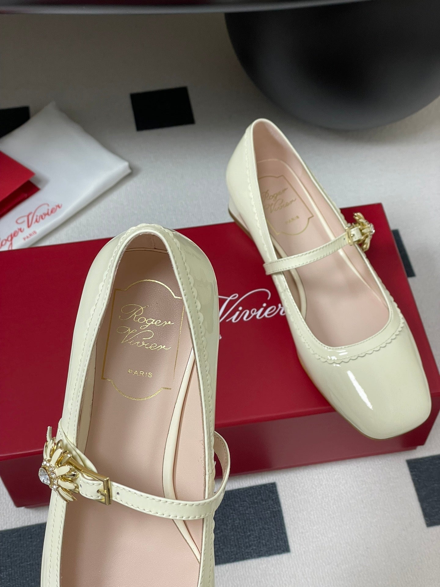 TRÈS VIVIER MARY JANE PUMPS IN CREAM PATENT CALFSKIN
