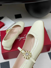 TRÈS VIVIER MARY JANE PUMPS IN CREAM PATENT CALFSKIN