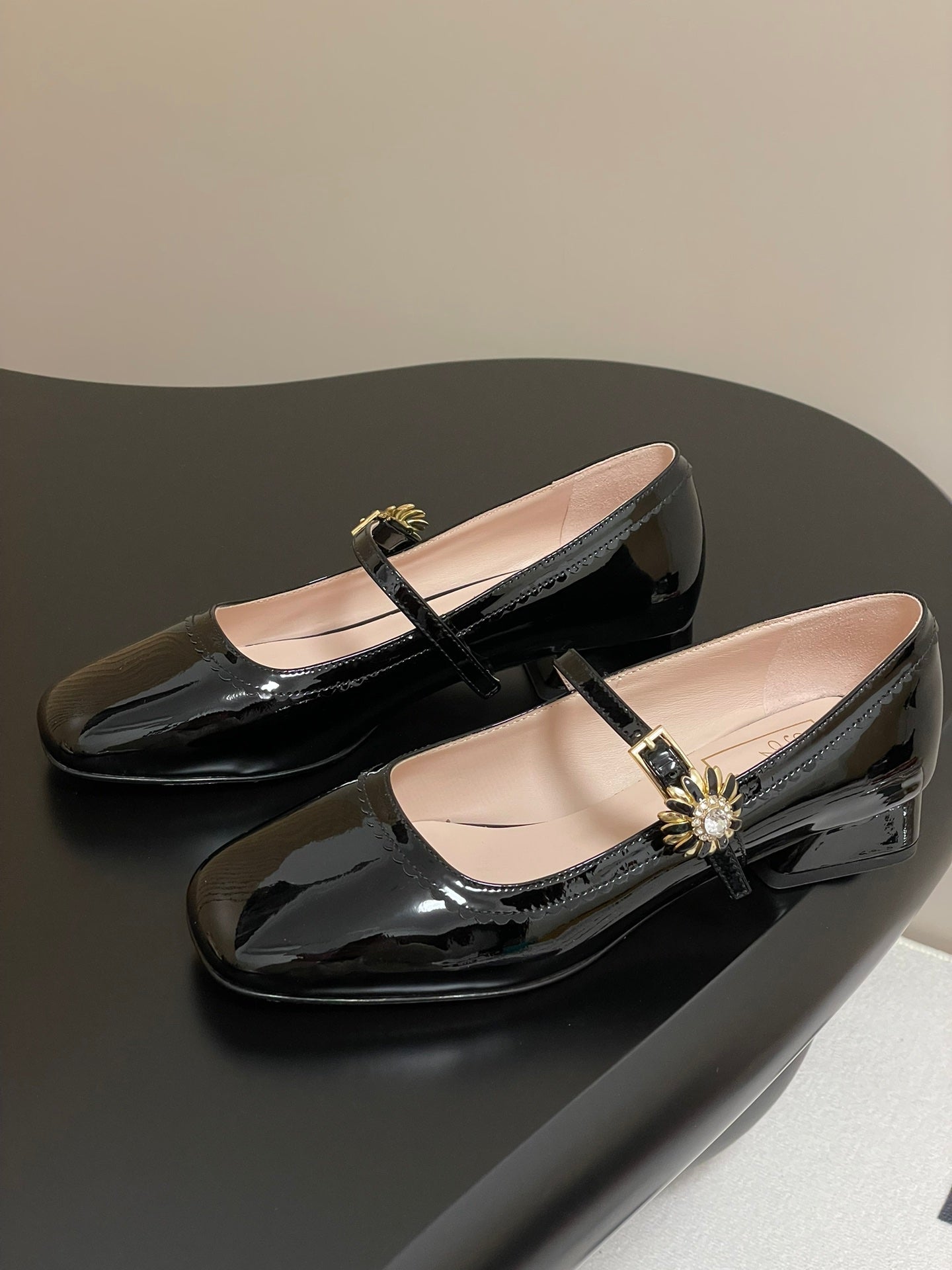 TRÈS VIVIER MARY JANE PUMPS IN BLACK PATENT CALFSKIN