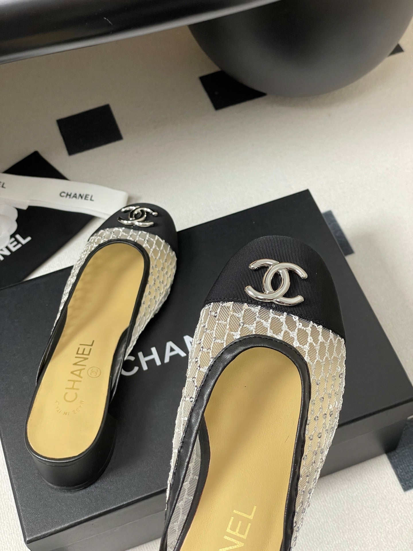 BUBBLE 30 MM IN BLACK FABRIC AND WHITE MESH